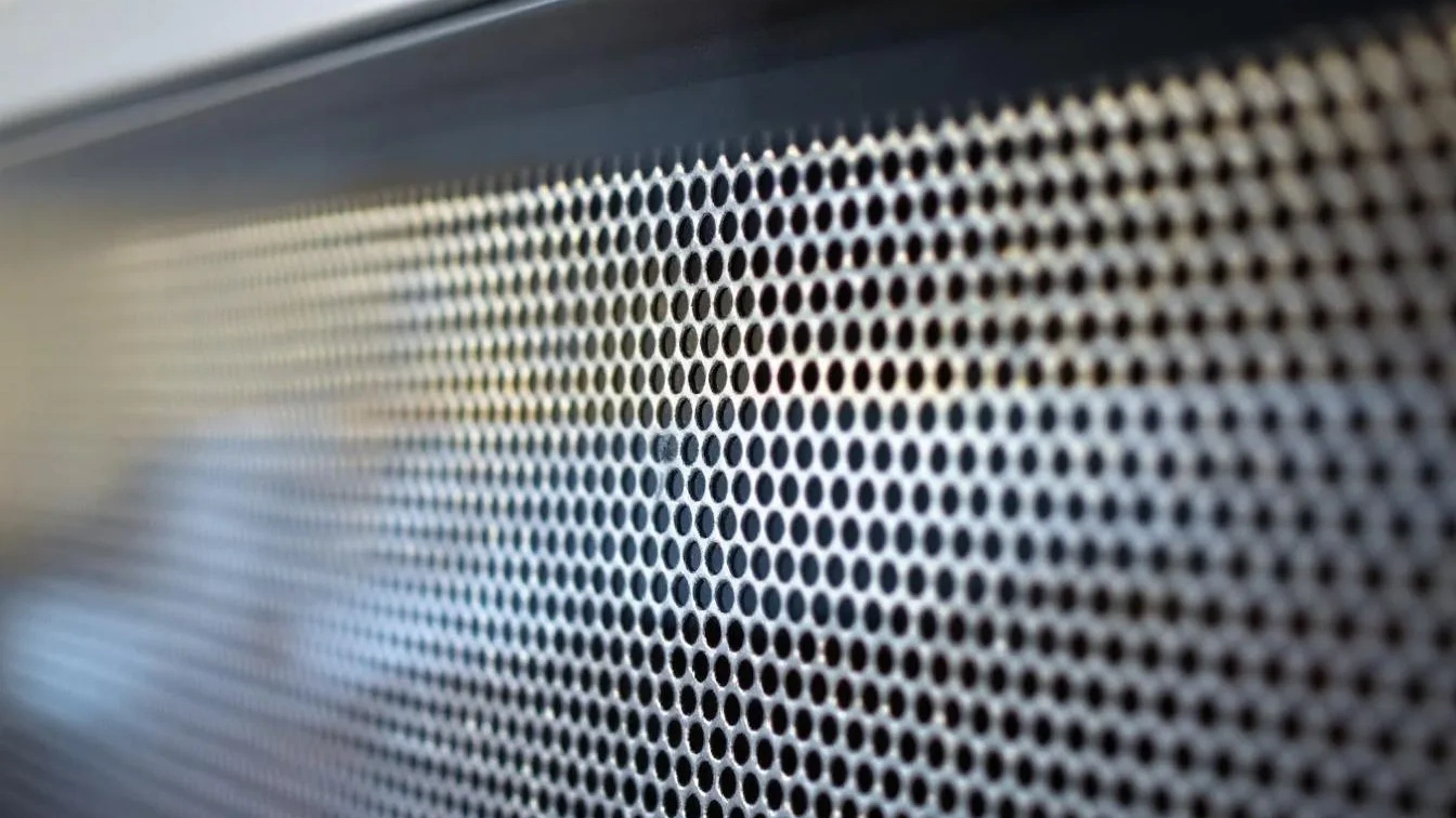 Ich entdeckte, wozu die kleinen schwarzen Punkte an der Mikrowellentür dienen